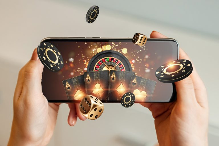 Man spelar casinospel i mobilen