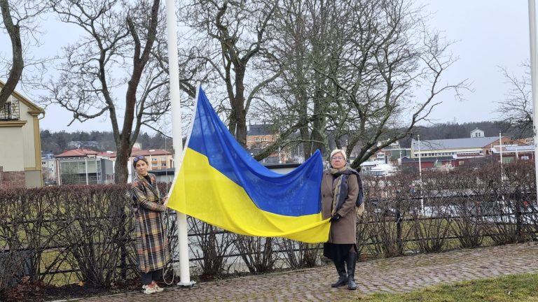 Maria Ihse och Yvonne Bergvall (S) med ukrainska flaggan