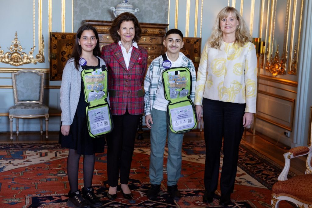H M Drottning Silvia med Lana Khalife, Ahmed Al-Fatli och Majblommans generalsekreterare Åse Henell.