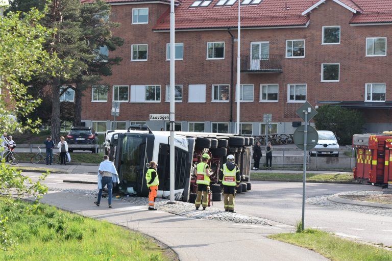 Lastbil välte i en rondell i Oskarshamn