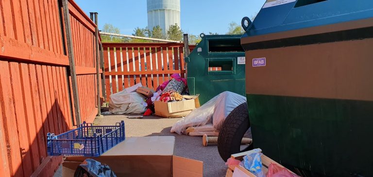 Nedskräpning på återvinningsstation i Oskarshamn