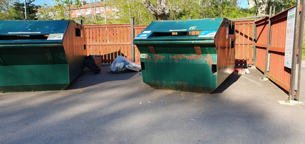 Nedskräpning på återvinningsstation i Oskarshamn