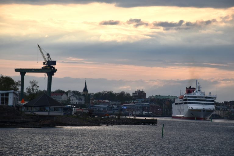 Gotlandsfärjan parkerar i hamnen i Oskarshamn