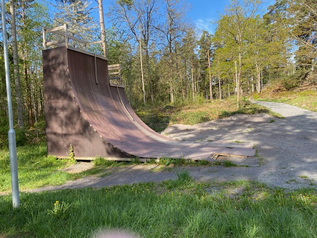 Skadegörelse vid motionsspåret i Kristineberg i Oskarshamn