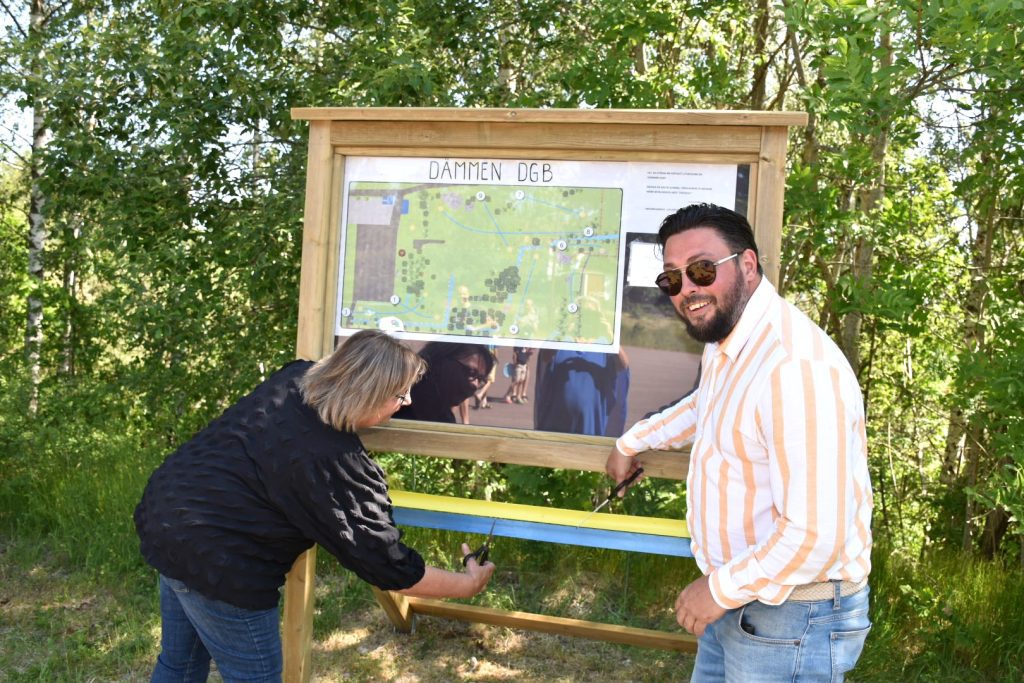 Anita Hultgren (S) och Lucas Lodge (M) inviger discgolfbanan i Kristdala