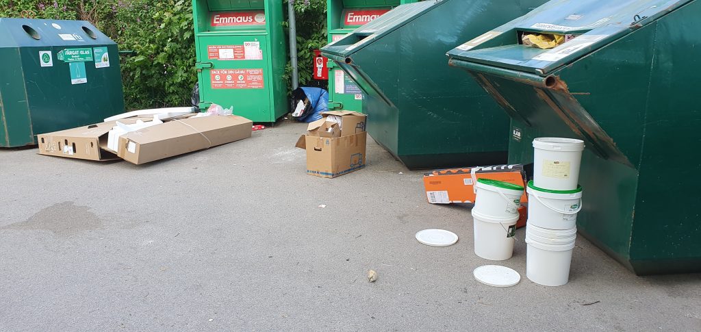 Nedskräpning på återvinningsstationen i Kristinebergs centrum i Oskarshamn.