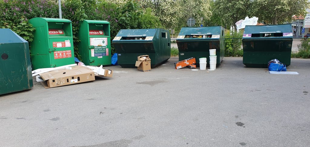 Nedskräpning på återvinningsstationen i Kristinebergs centrum i Oskarshamn.