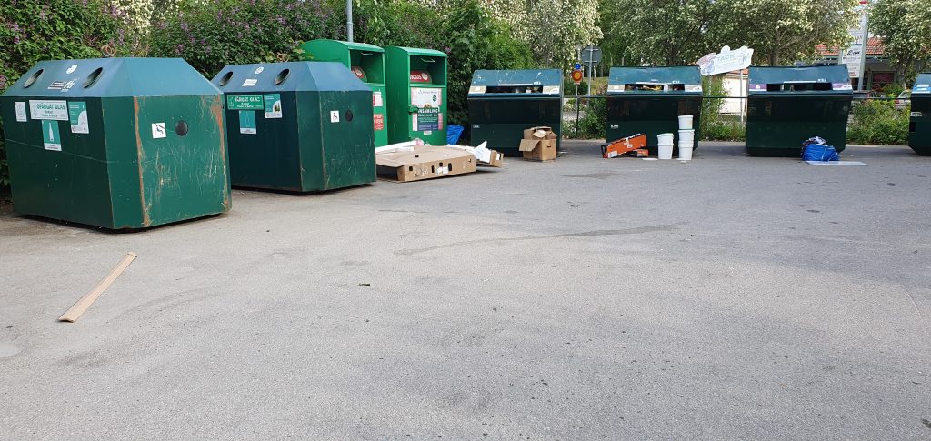 Nedskräpning på återvinningsstationen i Kristinebergs centrum i Oskarshamn.