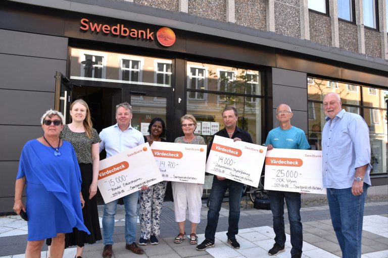 Från vänster: Yvonne Bergvall (förtroendevald i Sparbanksstiftelsen Kronan), Anna Erlandsson (chef för Swedbank i Oskarshamn), Anders Karlsson (Handel Oskarshamn), Paulin Nesset (ordförande i Oskarshamns Internationella Kvinnoförening Olivia), Ulla Montan (Olivia), Göte Nilsson (Oskarshamns Skytteförening), Göran Svenson (SOK Viljan) och Jan Hardebrant (förtroendevald i Sparbanksstiftelsen). Foto: Peter A Rosén