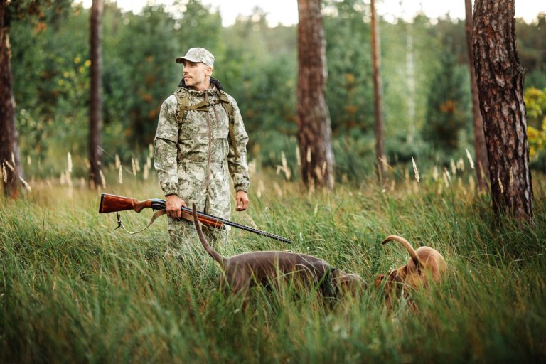 Man som jagar med hund