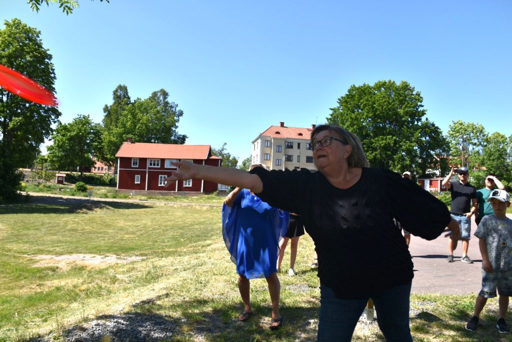 Anita Hultgren (S) spelar discgolf på Dämmen i Kristdala