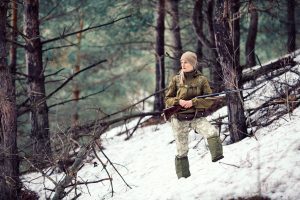 Kvinna som jagar på vintern