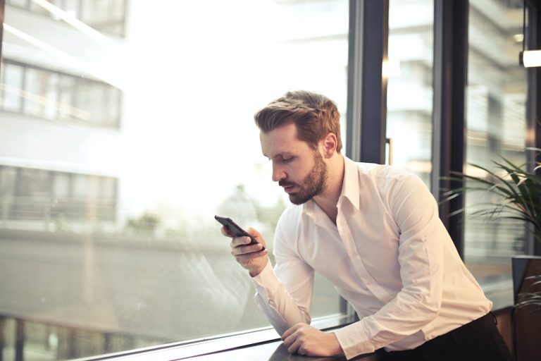 Man med mobiltelefon