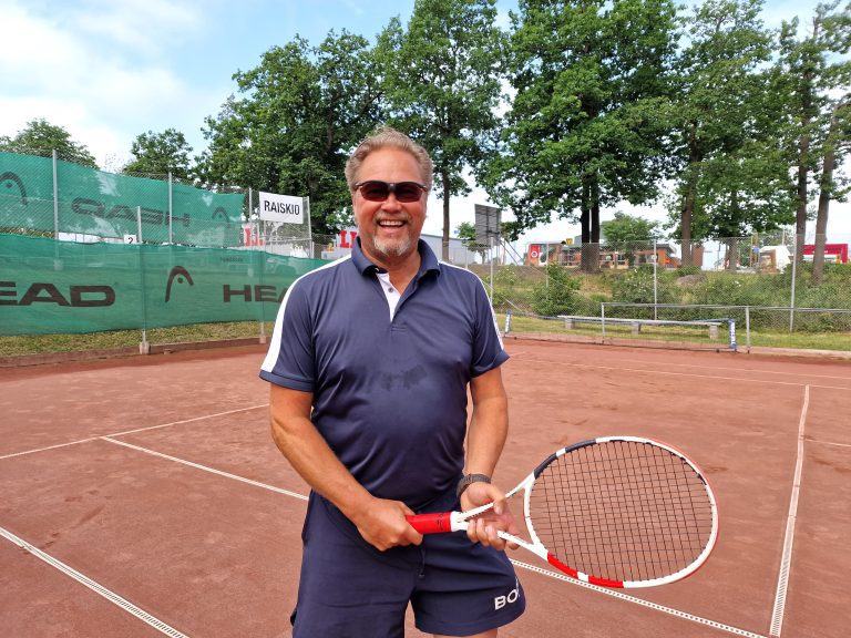 Marko Raiskio på tennisbanan