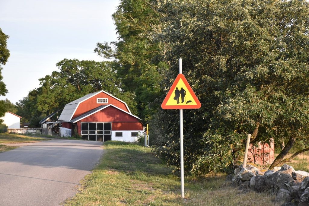 I Hagaby, utanför Löttorp på norra Öland, varnas det för pensionärer och hundar