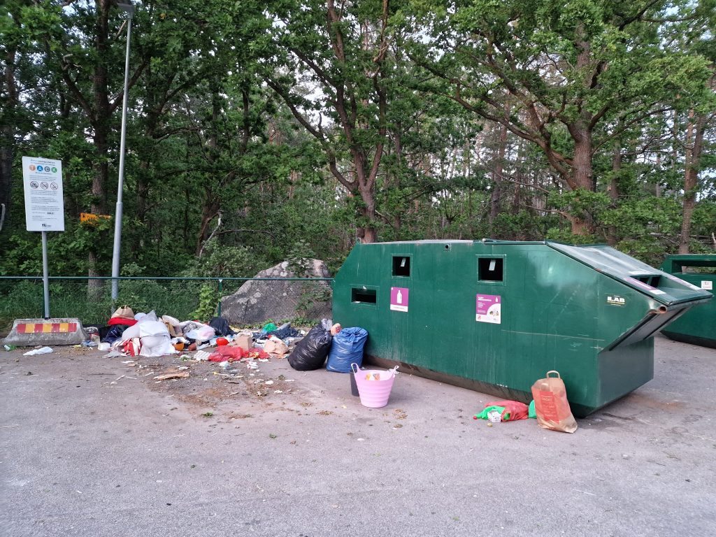 Nedskräpning på återvinningsstationen på Karlsborgsvägen i Kristineberg i Oskarshamn