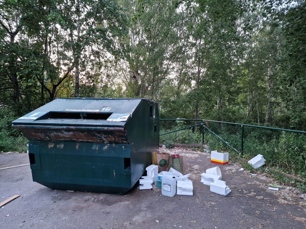 Nedskräpning på återvinningsstationen på Karlsborgsvägen i Kristineberg i Oskarshamn