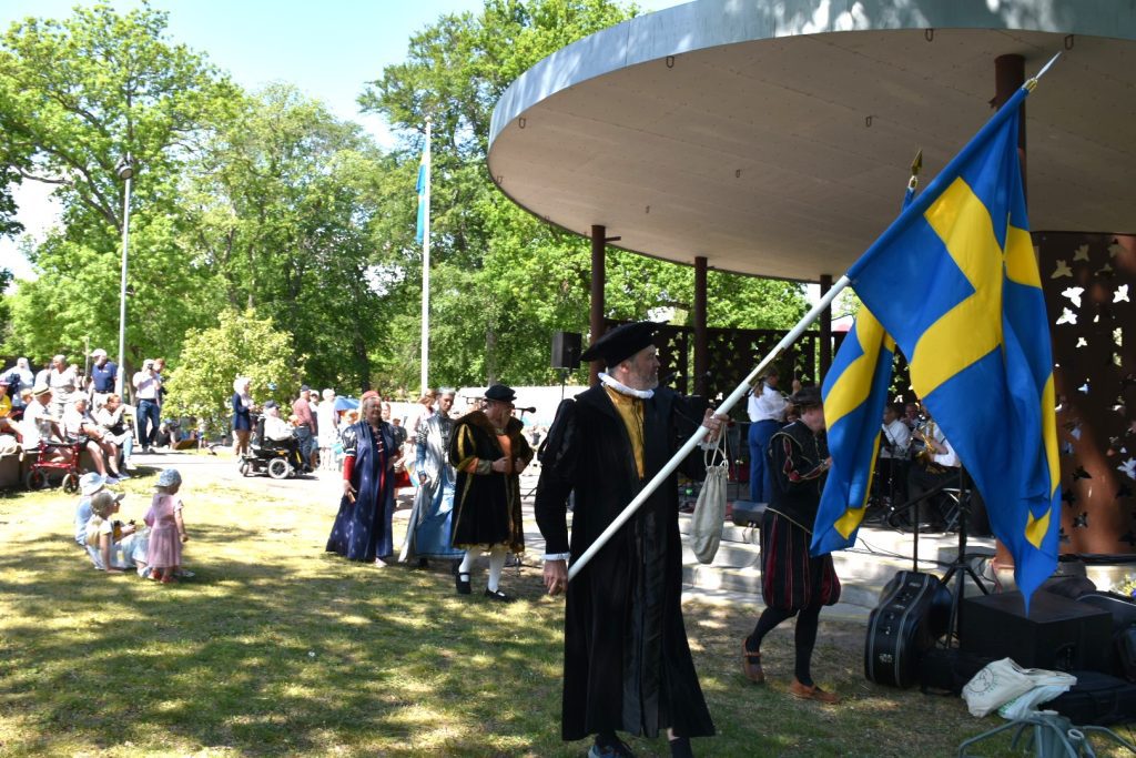 Gustav Vasa med flera marscherar in i stadsparken i Oskarshamn