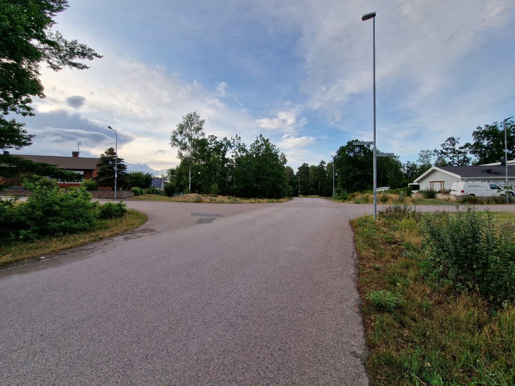Middelfartsvägen möter Tre Hällars väg och Pärnuvägen i Oskarshamn