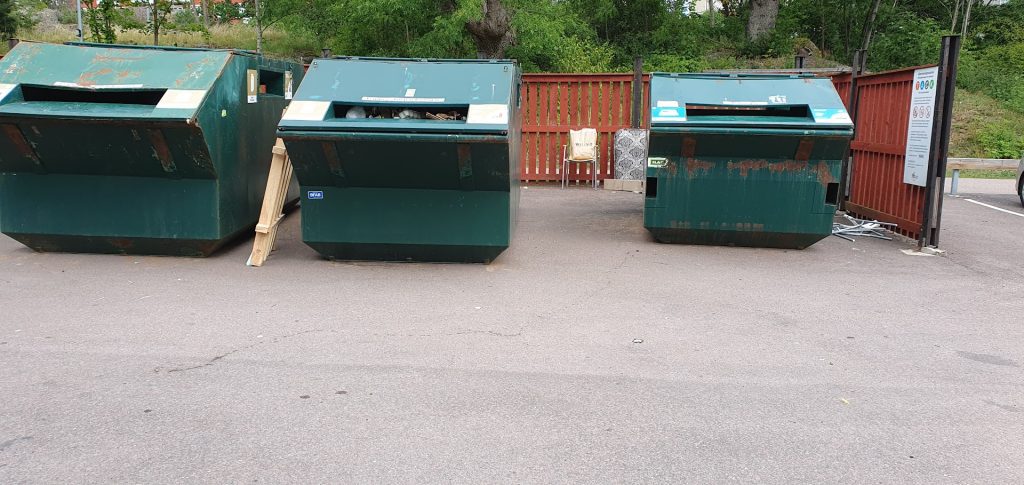 Nedskräpning på återvinningsstationen i Södertorn, Oskarshamn