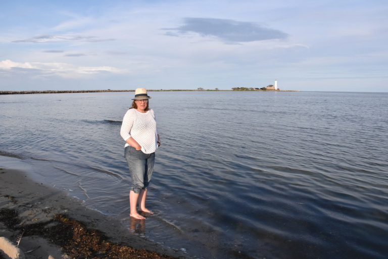 Caroline Andersson vid Högby fyr på Öland