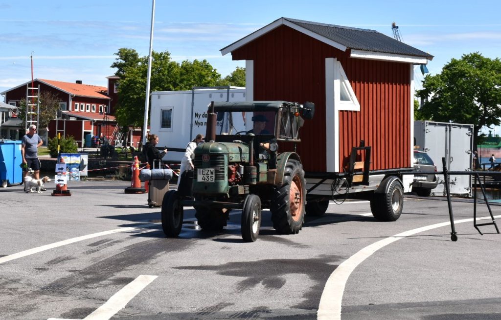 Gammal traktor och hemmagjord husvagn