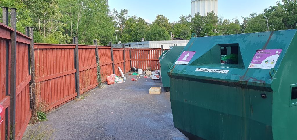 Nedskräpning på återvinningsstationen i Södertorn, Oskarshamn
