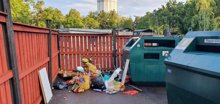 Skräphög på återvinningsstation