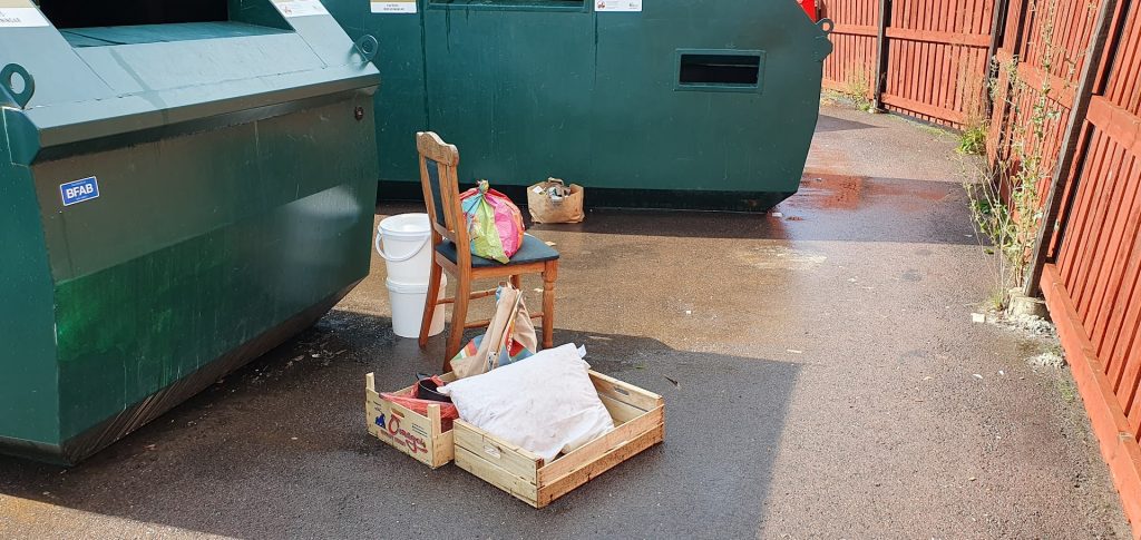 Skräpigt på Södertorns återvinningsstation i Oskarshamn