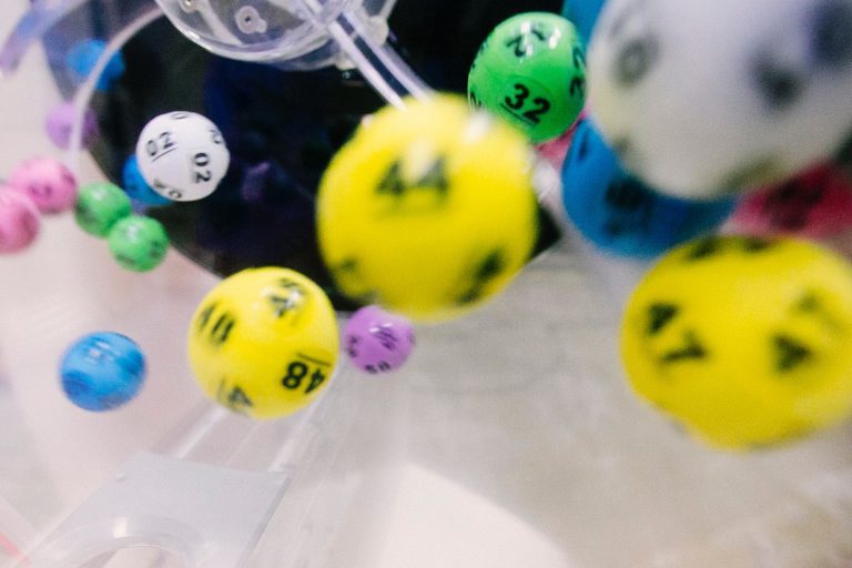 Färgglada bollar med siffror på