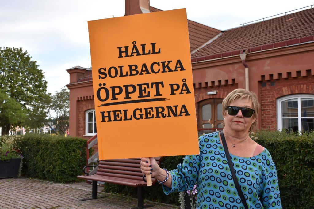 Gunilla Strömberg demonstrerar