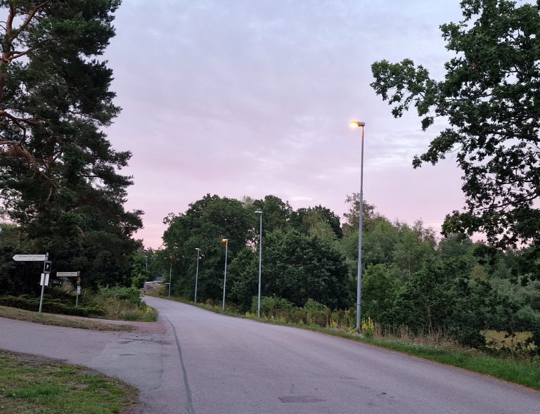 Varannan lampa släckt på flera håll i Oskarshamns kommun, här från Middelfartsvägen i Kristineberg i Oskarshamn