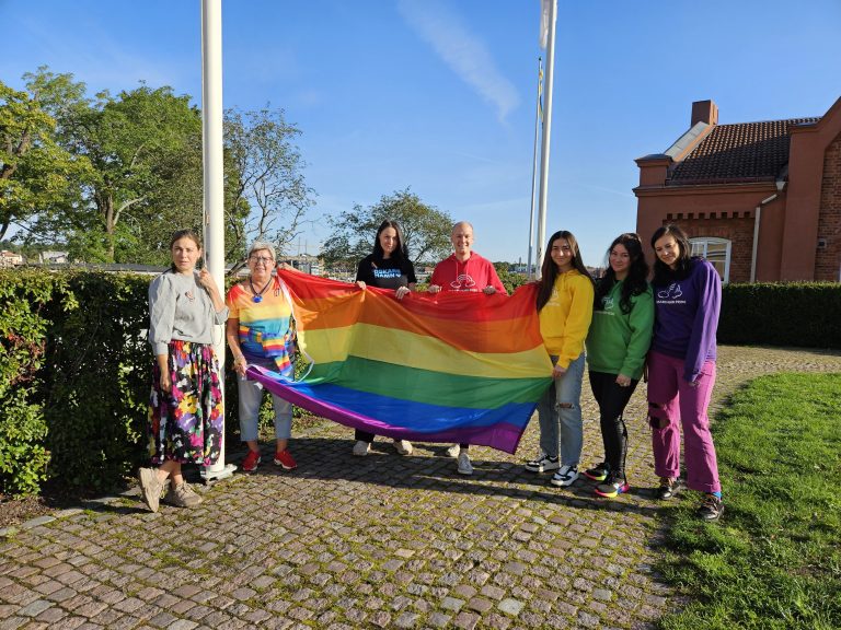 Prideflaggan hissas utanför stadshuset i Oskarshamn