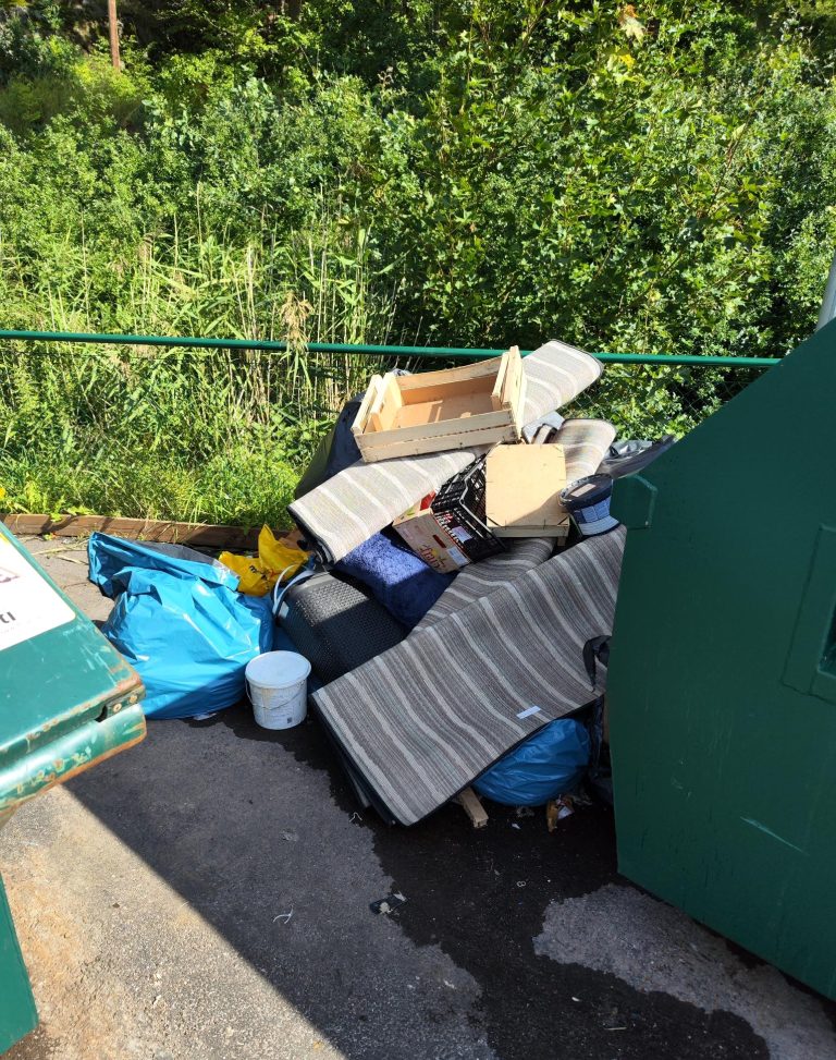 Nedskräpning vid en återvinningsstation i Oskarshamn