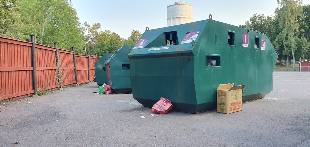 Nedskräpning på återvinningsstationen i Södertorn, Oskarshamn.