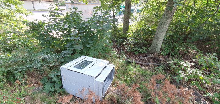 Nedskräpning vid en återvinningsstation i Oskarshamn