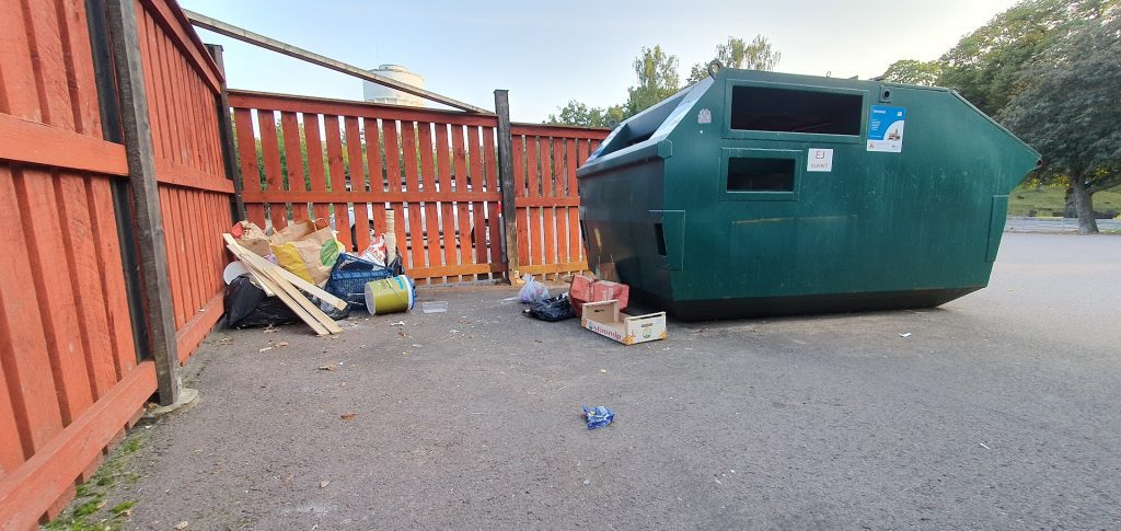 Nedskräpning på återvinningsstationen i Södertorn, Oskarshamn.