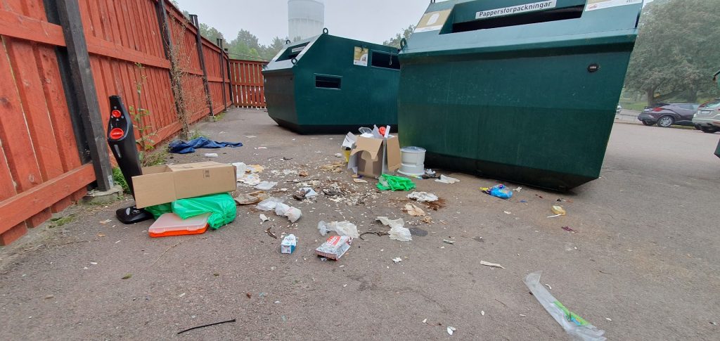 Nedskräpning på återvinningsstationen i Södertorn i Oskarshamn