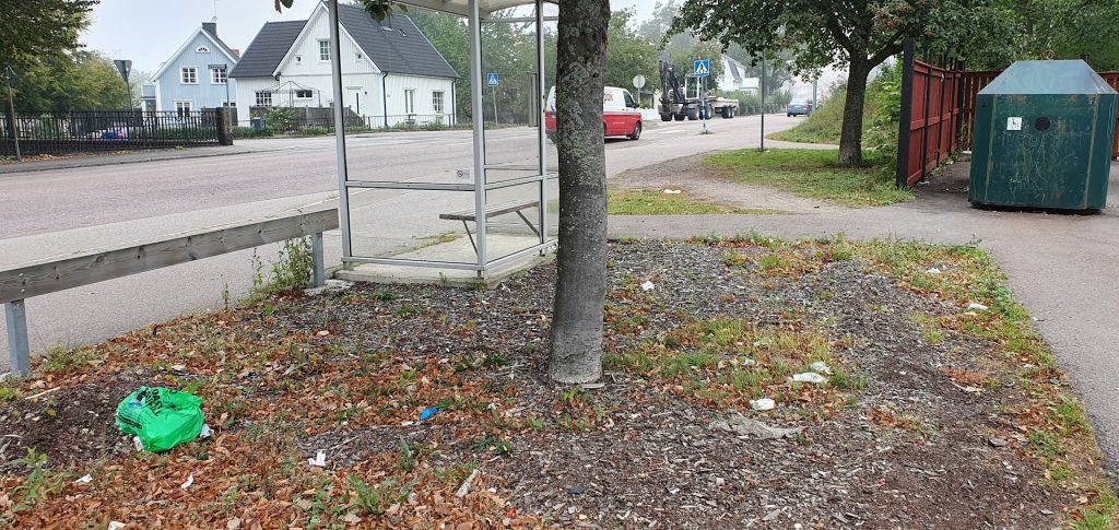 Nedskräpning på återvinningsstationen i Södertorn i Oskarshamn