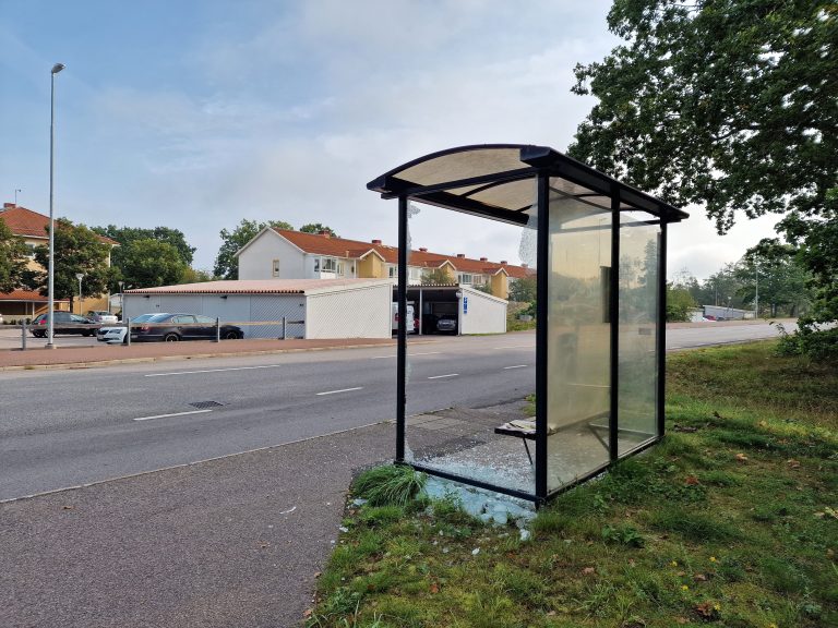 Skadegörelse på busskur i Kristineberg i Oskarshamn