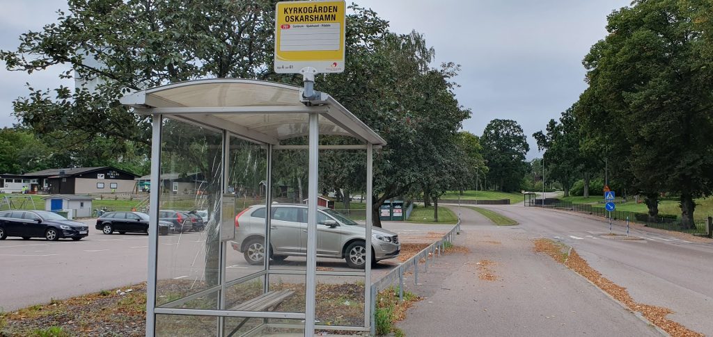 Skadegörelse på busskur på Stengatan i Oskarshamn