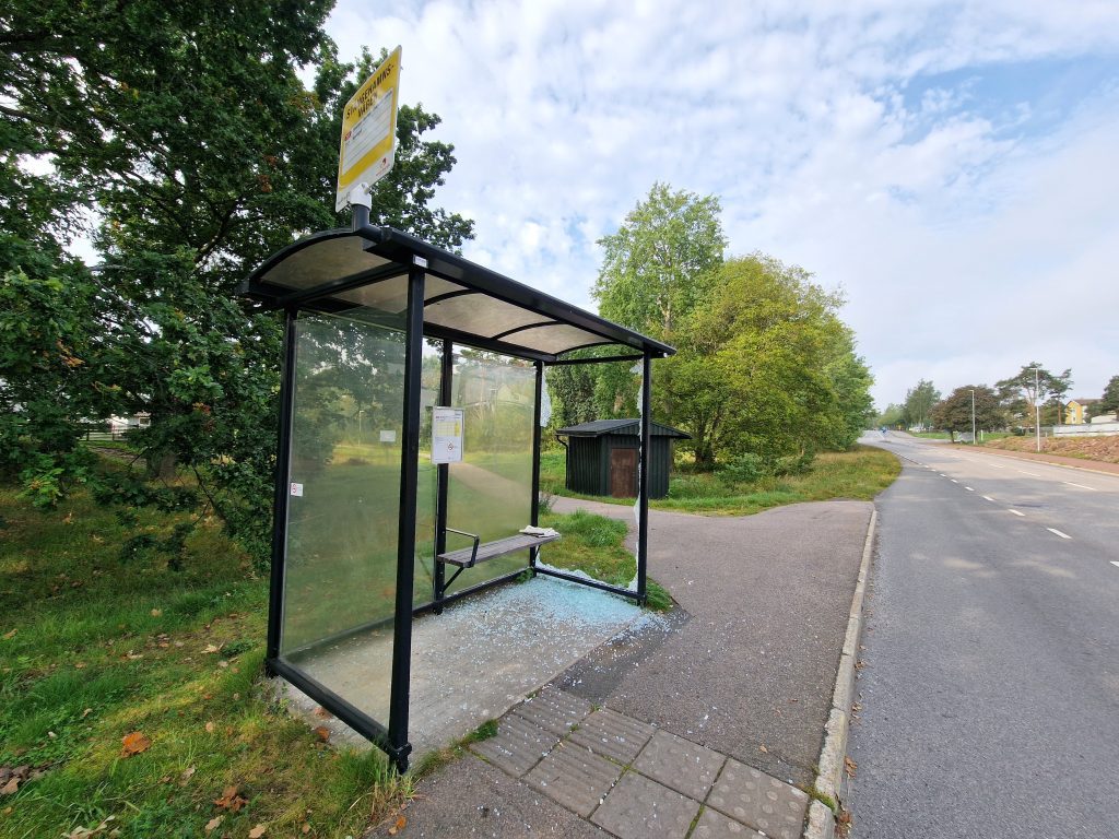 Skadegörelse på busskur i Kristineberg i Oskarshamn