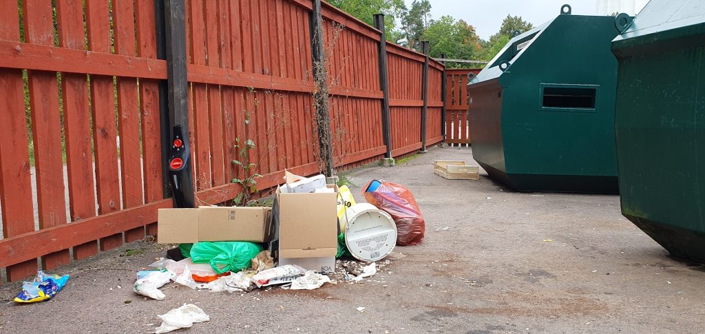Nedskräpning på Södertorns återvinningsstation i Oskarshamn