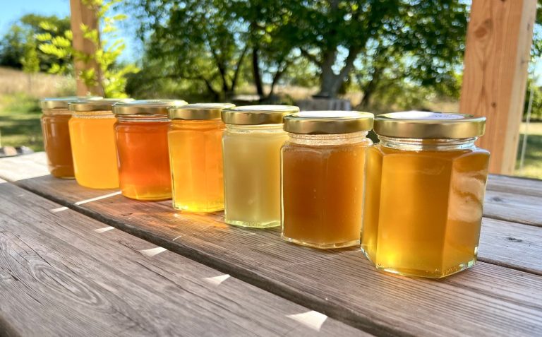 Burkar med honung på rad
