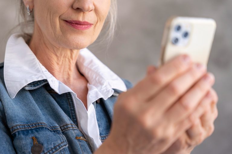 Äldre kvinna med mobiltelefon