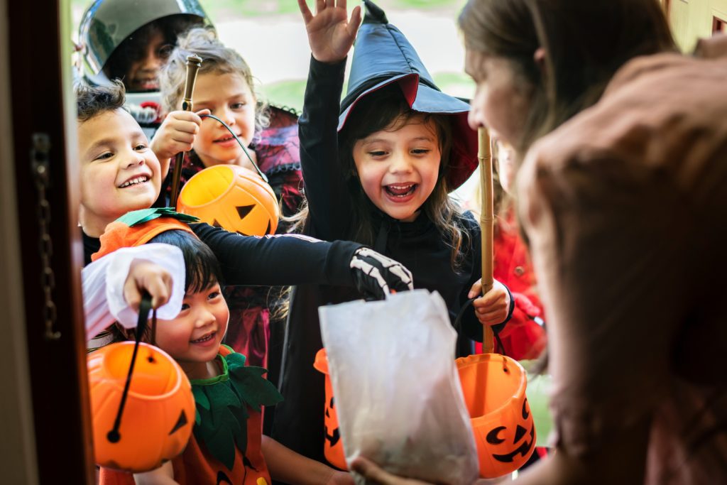 Barn får godis på Halloween
