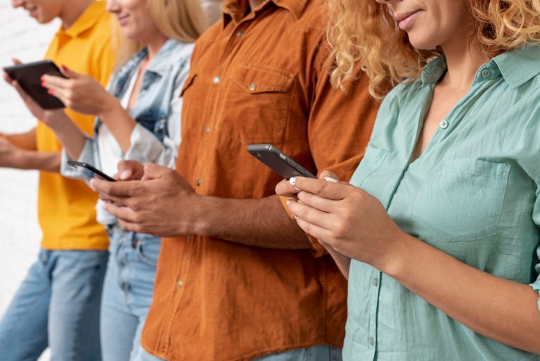 Vänner med varsin mobiltelefon