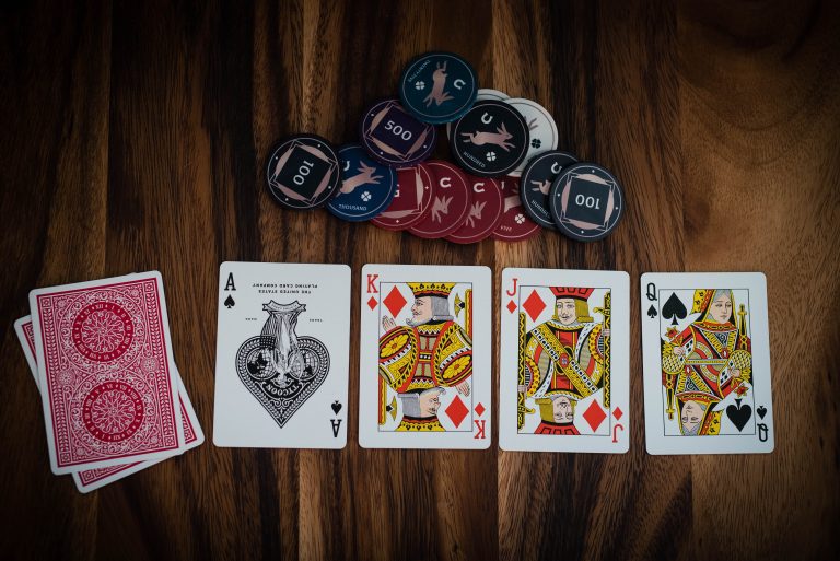 Pokerspel med kort och marker på ett bord