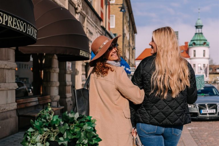 Två kvinnor som shoppar i Oskarshamns stadskärna