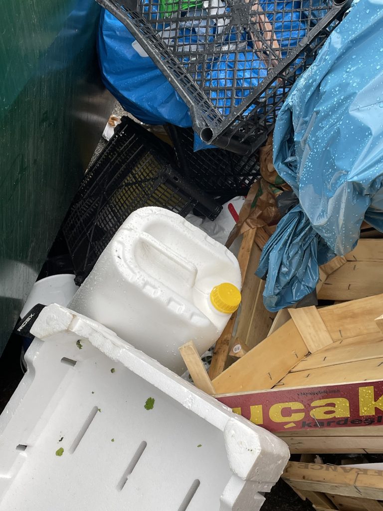 Skräpigt på återvinningsstationen i Gröndal i Oskarshamn